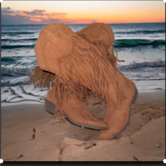 Dark rust Sochi Fringe, Size (9) 1-1/2 inch heels, Excellent condition.. - Picture 2 of 4